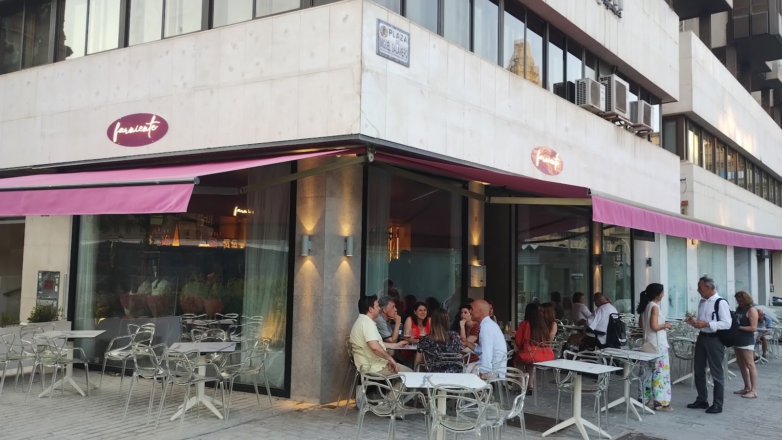 La fachada de Farniente y su terraza en la Plaza Salamero