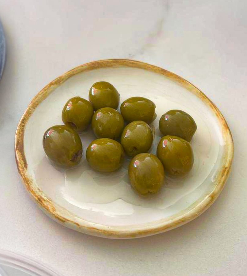 Olivas rellenas de anchoa sobre un plato