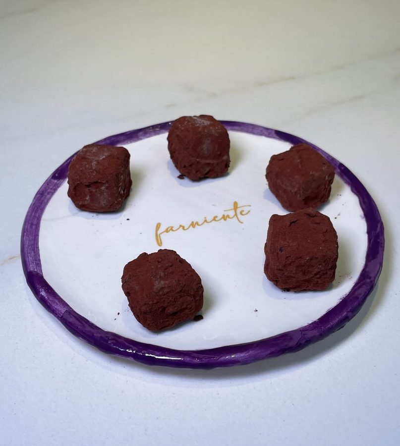 Trufas de chocolate sobre plato