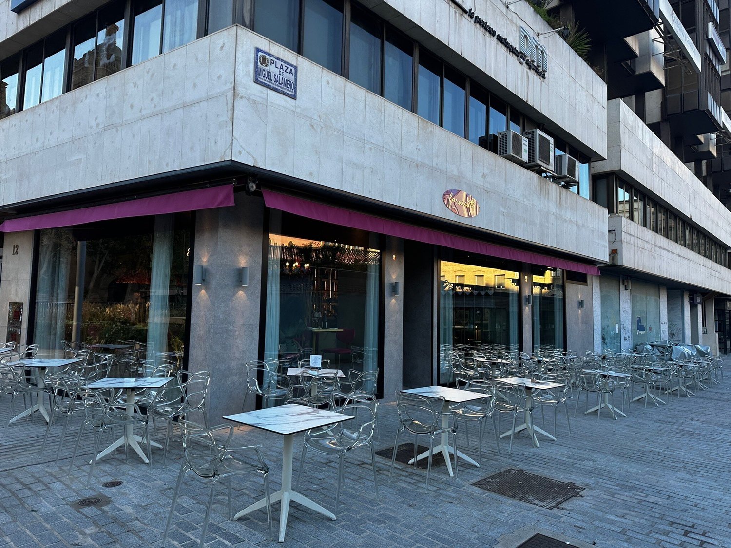La terraza de Farniente en la Plaza Salamero