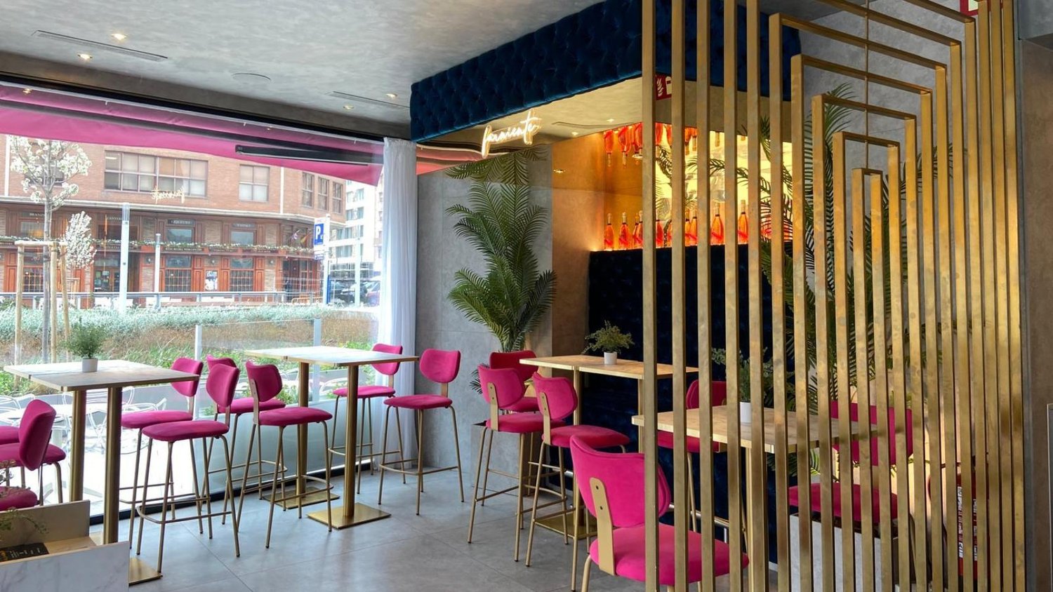 Interior de Farniente: taburetes de terciopelo magenta, latón y vistas a la plaza