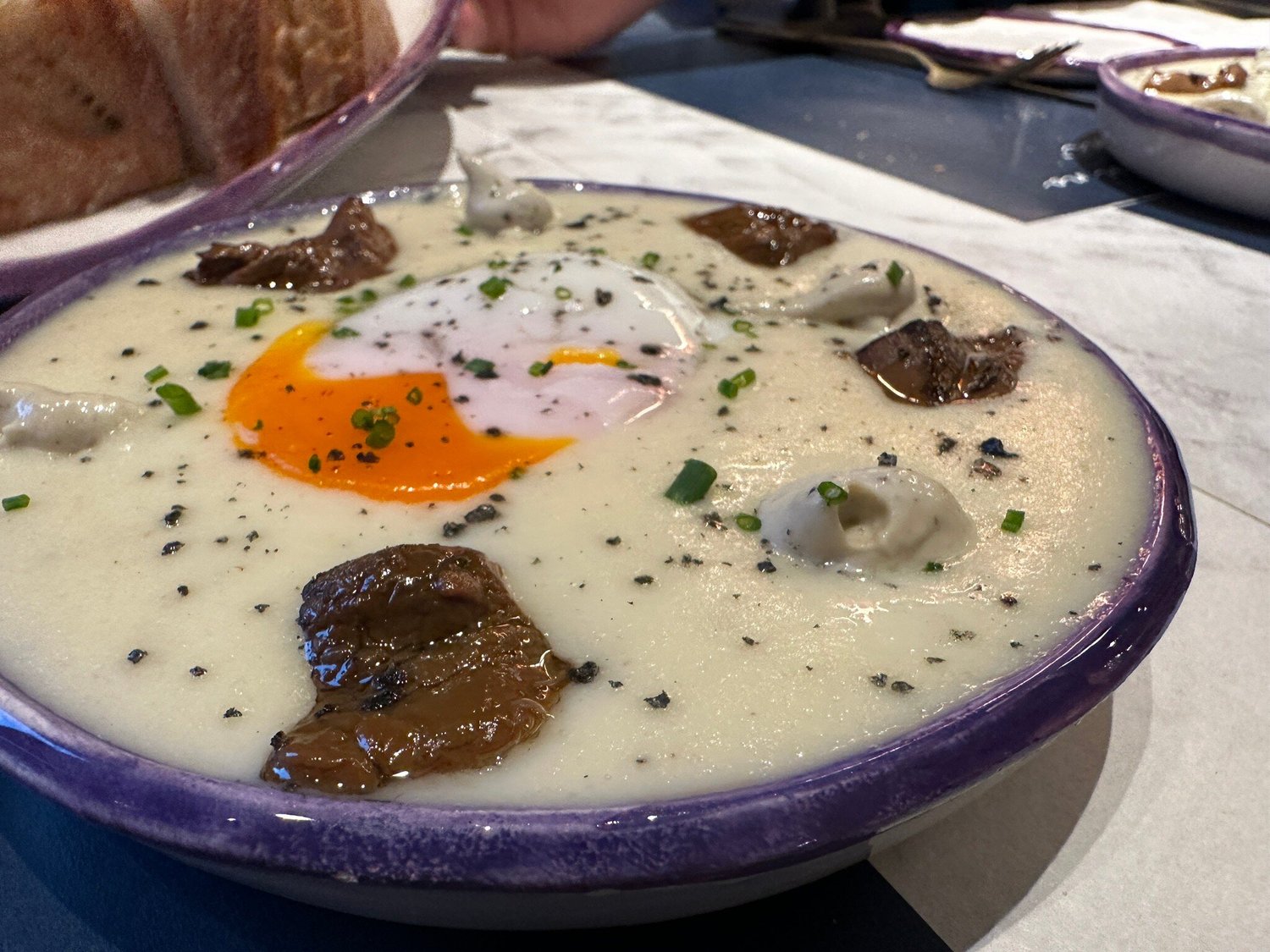 Huevo con trufa y crema